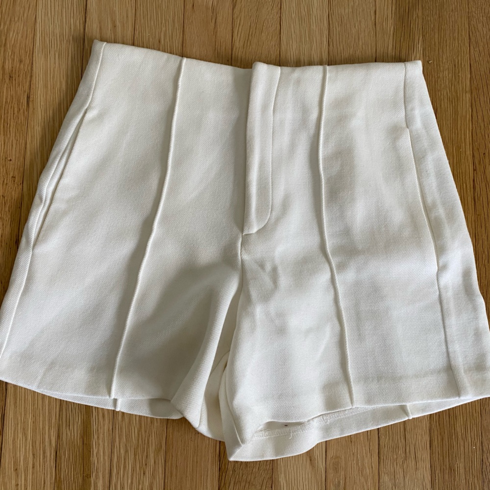 Forever 21 High Waist Pleated White Shorts w Pockets